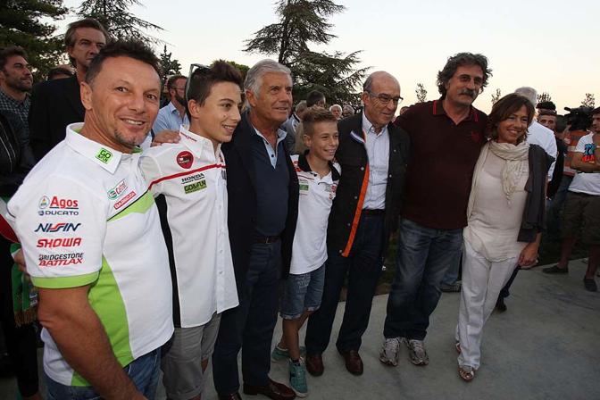 Fausto Gresini, Giacomo Agostini, Carmelo Ezpeleta, Paolo Simoncelli e la moglie (Olycom)